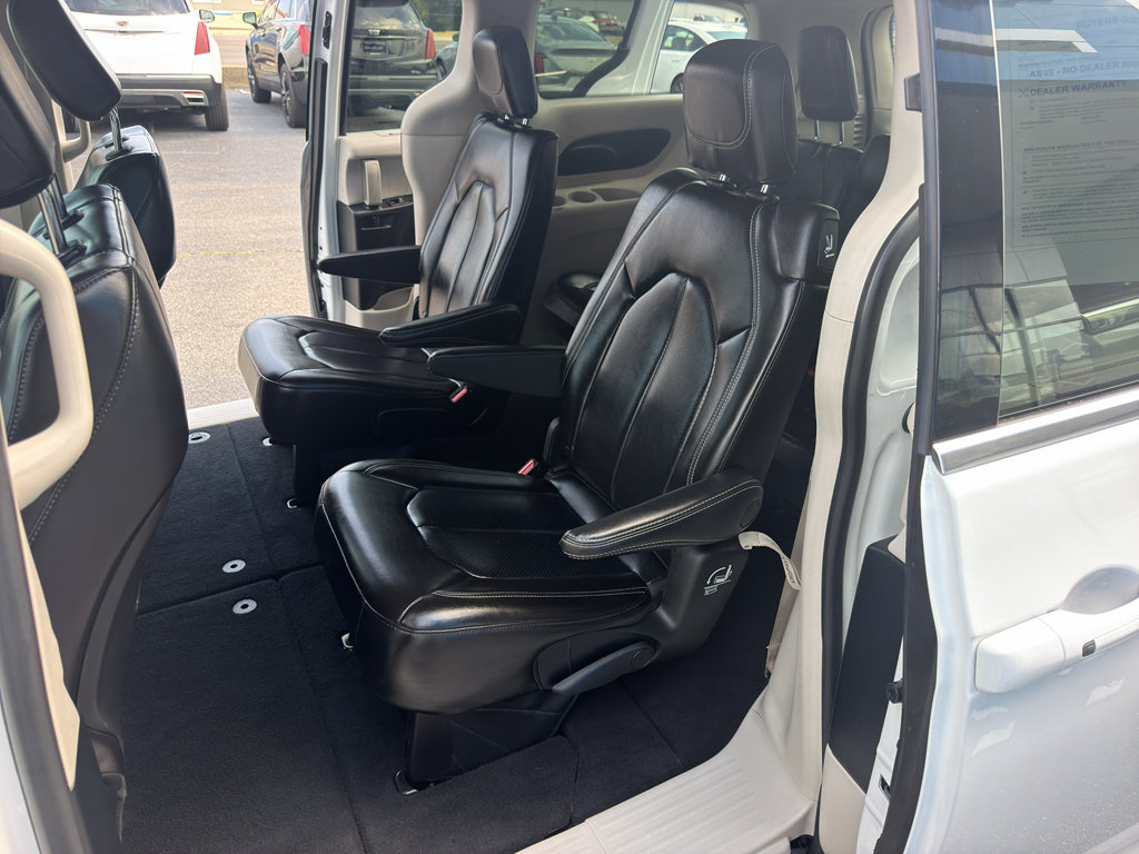Used 2023 Chrysler Pacifica Touring-L FWD image 7