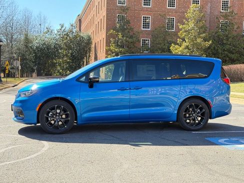 New 2026 Chrysler Pacifica Limited image 11