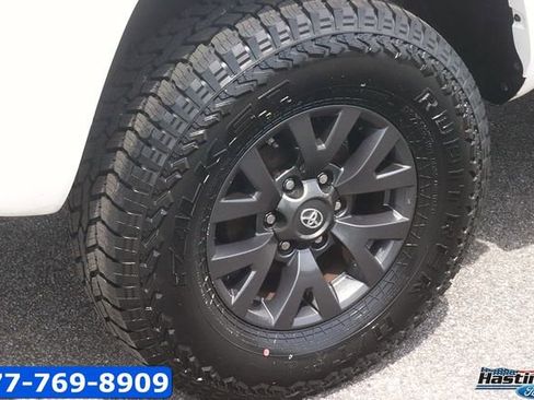 Used 2020 Toyota Tacoma SR5 AWD/4WD image 7