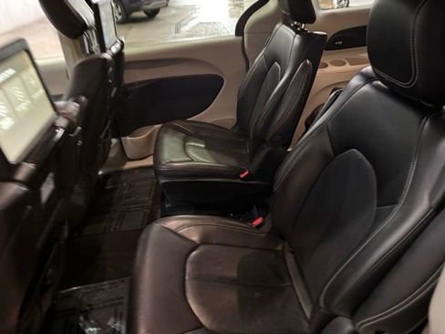 Used 2022 Chrysler Pacifica Touring-L w/ Uconnect Theater Family Group FWD image 30