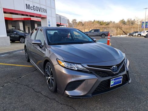 Used 2020 Toyota Camry SE image 4