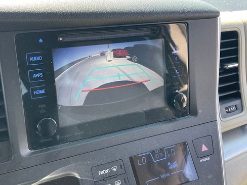 Used 2017 Toyota Sienna LE FWD image 11