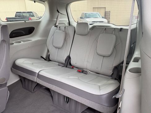 Used 2018 Chrysler Pacifica Touring-L Plus image 24