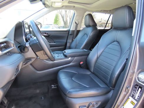 Used 2023 Toyota Highlander XLE image 13