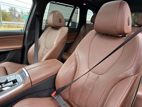 Used 2022 BMW X5 xDrive40i w/ M Sport Package image 32