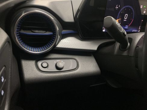 Used 2024 Chevrolet Trax LT w/ Driver Confidence Package FWD image 46