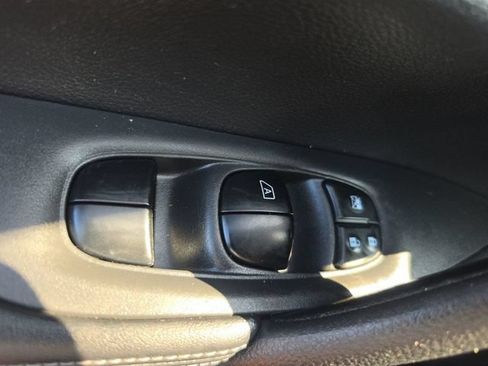 Used 2018 Nissan Rogue S FWD image 18