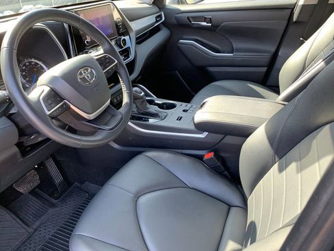 Used 2024 Toyota Highlander XLE image 11