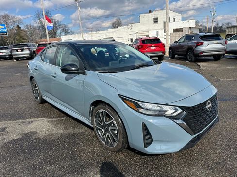 Used 2025 Nissan Sentra SR image 3