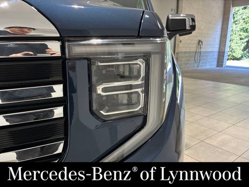 Used 2022 GMC Sierra 1500 SLT w/ SLT Premium Plus Package AWD/4WD image 9