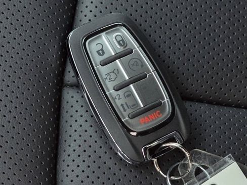 Used 2025 Chrysler Pacifica Premium image 34