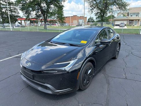 Used 2025 Toyota Prius LE FWD image 2