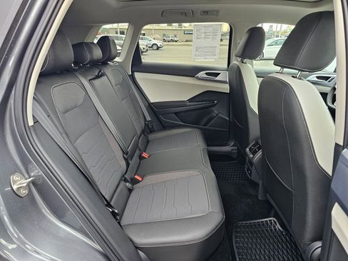 Used 2025 Volkswagen Taos SE w/ Panoramic Sunroof Package image 14