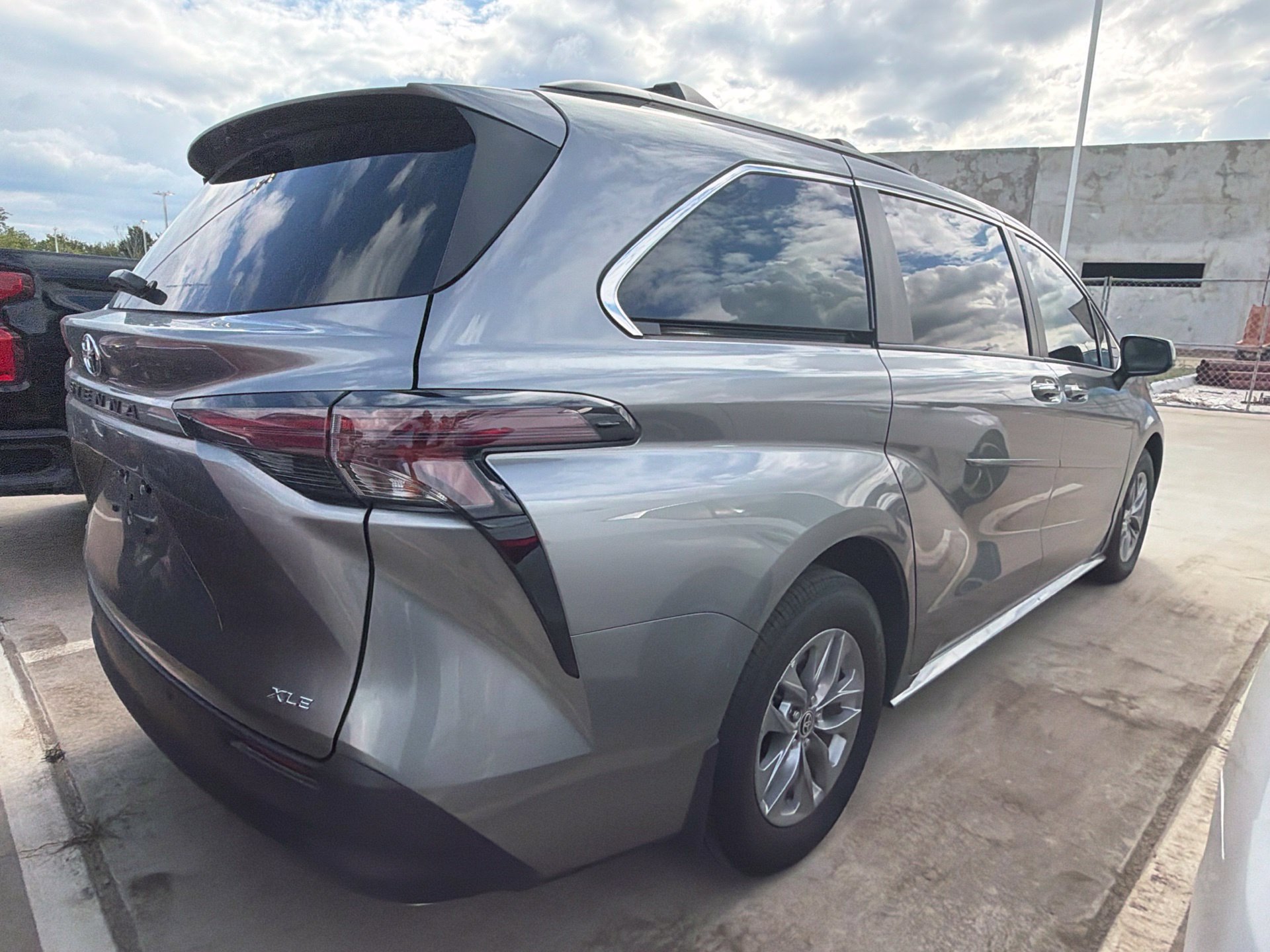 Certified 2026 Toyota Sienna XLE FWD image 3