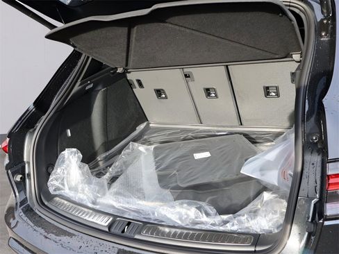 New 2026 Porsche Macan image 17