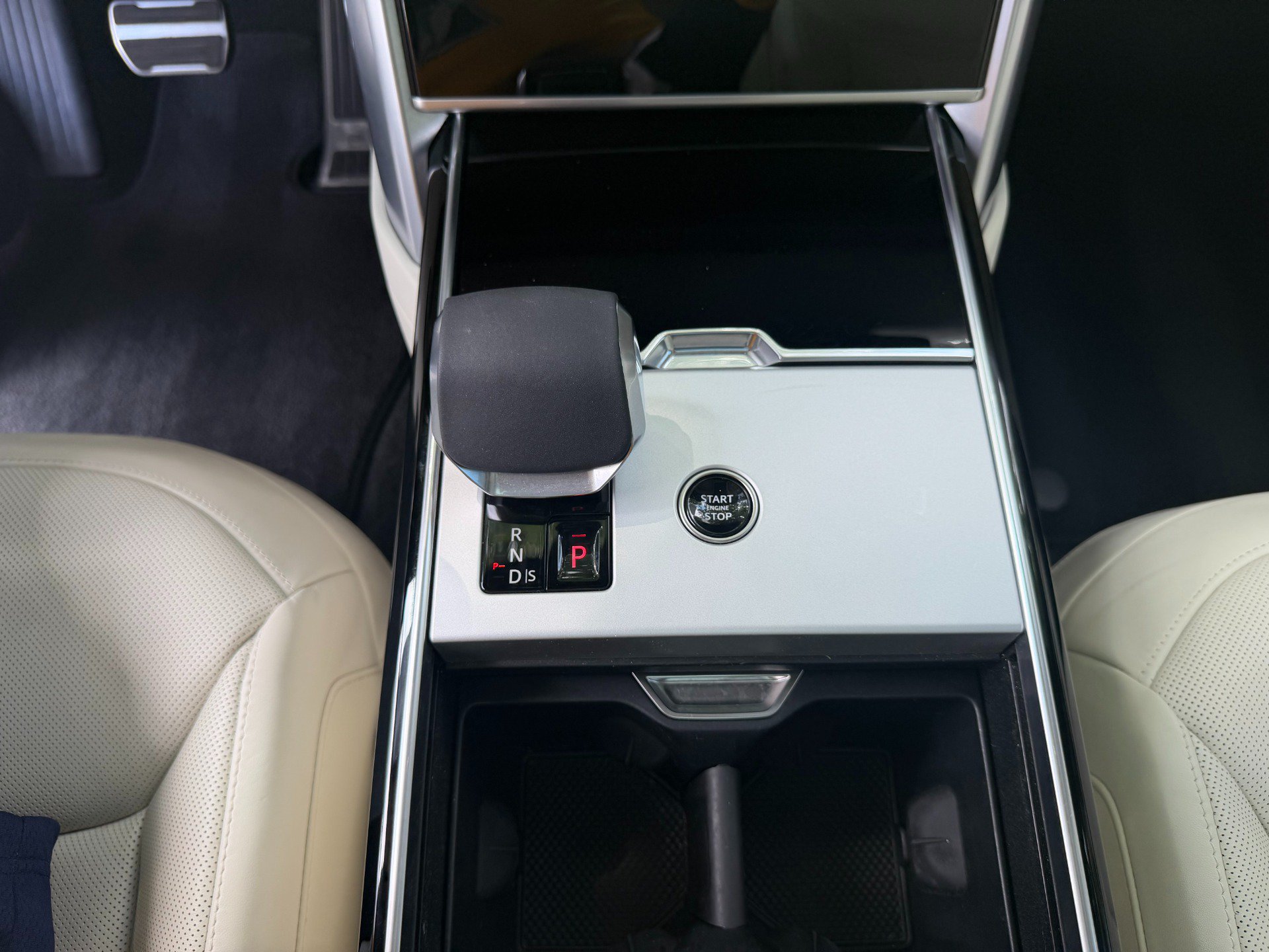 Used 2025 Land Rover Range Rover SE AWD/4WD image 42
