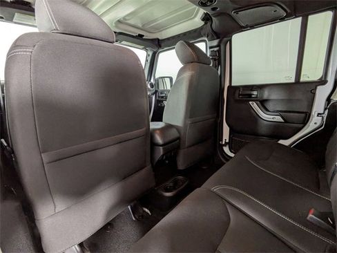 Used 2015 Jeep Wrangler Unlimited Rubicon w/ Connectivity Group image 23