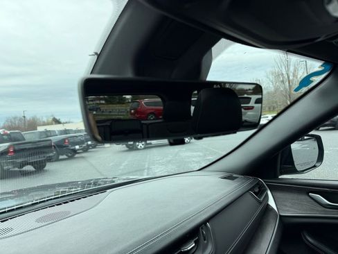 Used 2024 Jeep Grand Cherokee Limited w/ Luxury Tech Group II image 29