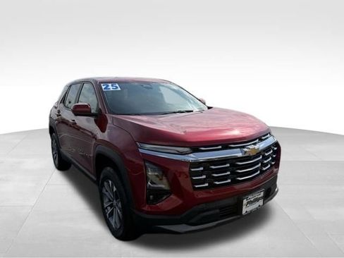 Used 2025 Chevrolet Equinox LT w/ Safety and Technology Package image 3