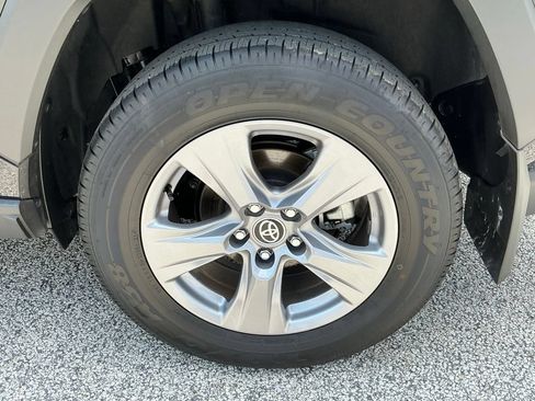 Used 2025 Toyota RAV4 XLE AWD/4WD image 24
