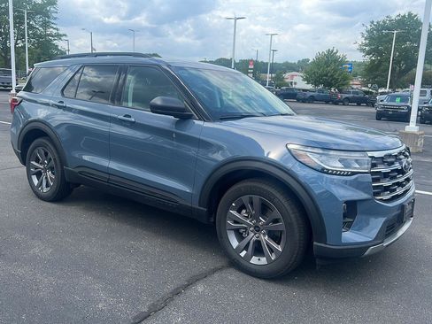 Used 2026 Ford Explorer Active w/ Active Comfort Package AWD/4WD image 2