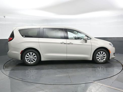 Used 2019 Chrysler Pacifica Touring Plus w/ Cold Weather Group image 3