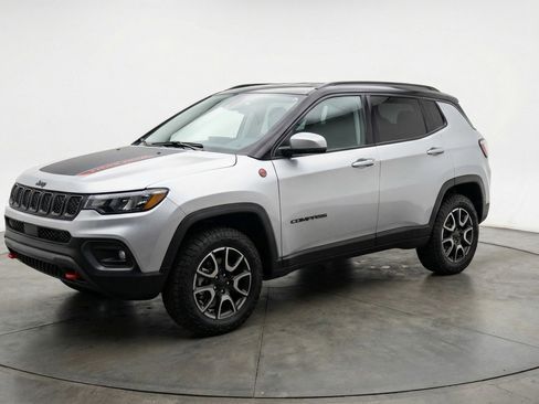 Used 2025 Jeep Compass Trailhawk AWD/4WD image 3