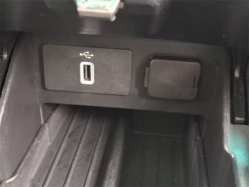 Used 2017 Ford Explorer XLT w/ Equipment Group 202A image 26