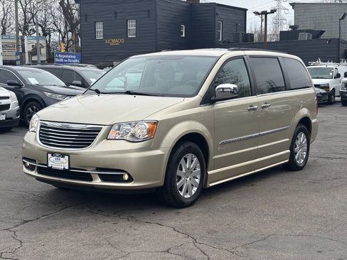 Used 2012 Chrysler Town & Country Touring-L w/ Trailer Tow Group image 4
