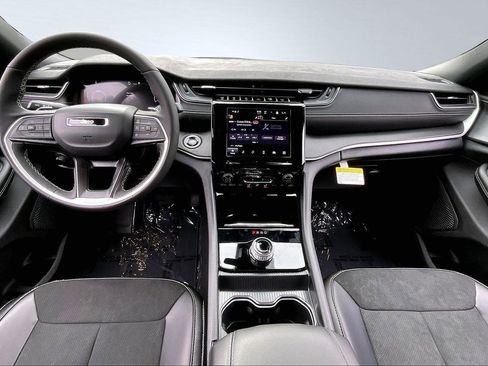 New 2025 Jeep Grand Cherokee Altitude image 5