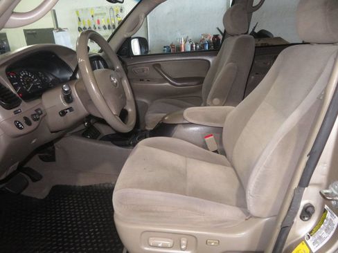 Used 2005 Toyota Sequoia SR5 AWD/4WD image 18