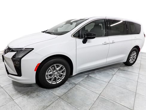 New 2027 Chrysler Pacifica Select FWD image 4