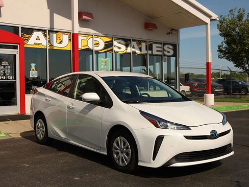 Used 2021 Toyota Prius LE FWD image 3