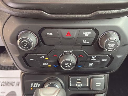 Used 2021 Jeep Renegade Latitude image 18