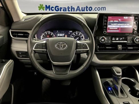 Used 2022 Toyota Highlander XLE image 6