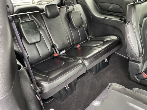 Used 2025 Chrysler Pacifica Select FWD image 9