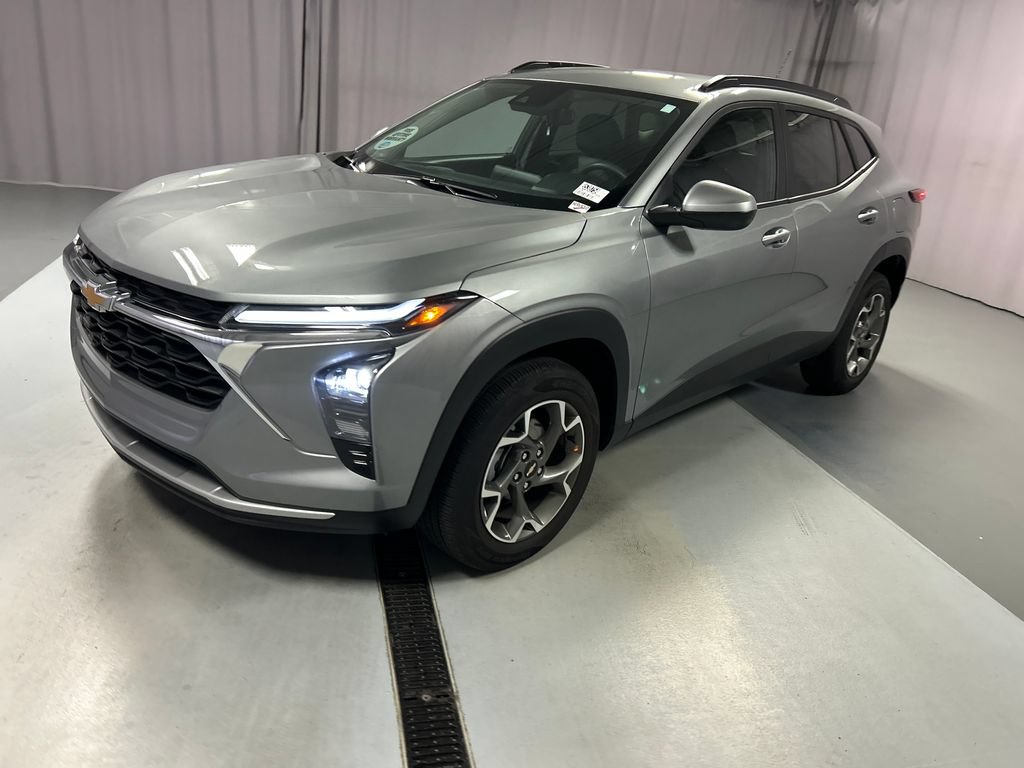 Used 2025 Chevrolet Trax LT FWD image 3