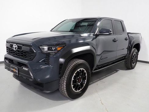 Used 2025 Toyota Tacoma TRD Off-Road image 9