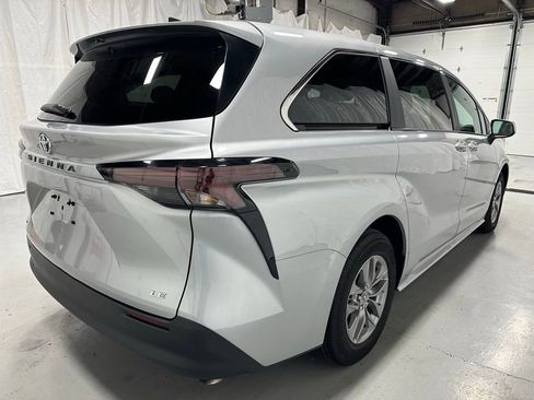 Used 2025 Toyota Sienna LE image 7