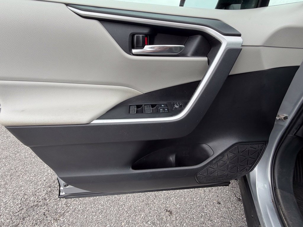 Used 2022 Toyota RAV4 XLE AWD/4WD image 14