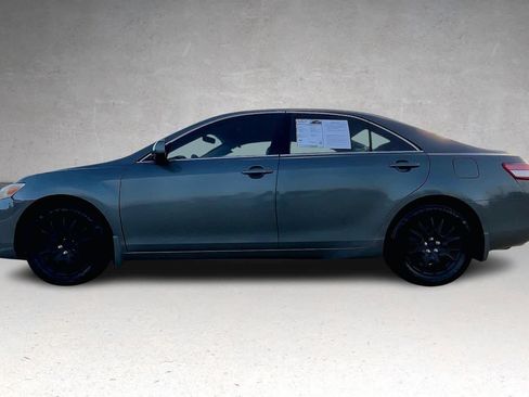 Used 2010 Toyota Camry LE image 3