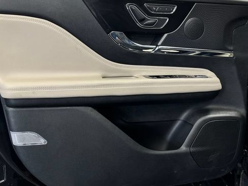 Used 2025 Lincoln Corsair AWD image 21
