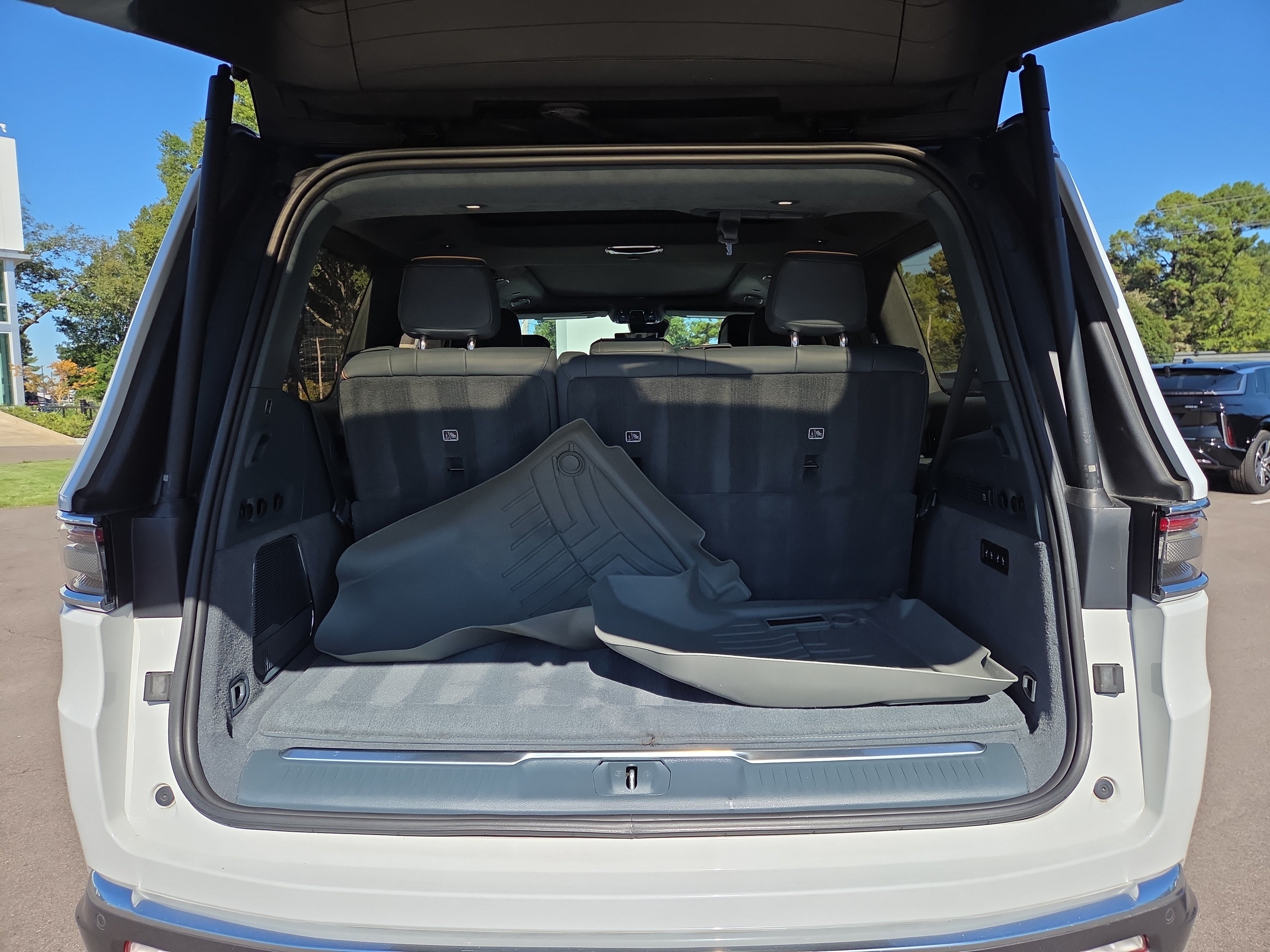 Used 2022 Jeep Grand Wagoneer Series III AWD/4WD image 16