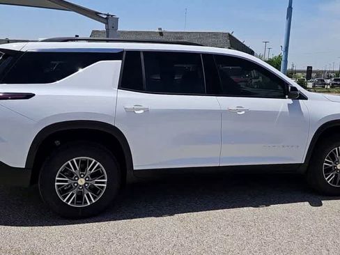 Used 2025 Chevrolet Traverse LT FWD image 8