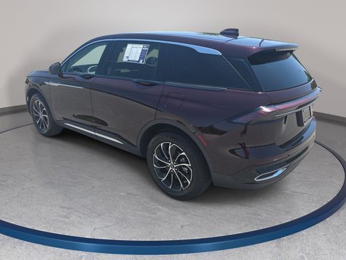 Used 2025 Lincoln Nautilus Premier AWD/4WD image 7