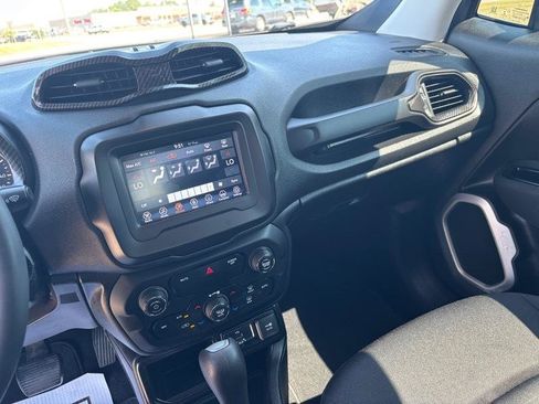 Used 2019 Jeep Renegade Latitude FWD image 11