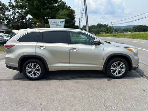 Used 2014 Toyota Highlander XLE AWD/4WD image 10