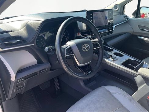 Used 2021 Toyota Sienna Limited FWD image 14
