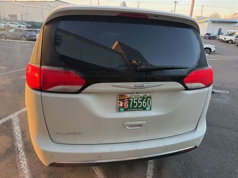 Used 2017 Chrysler Pacifica Touring-L w/ Tire & Wheel Group image 7