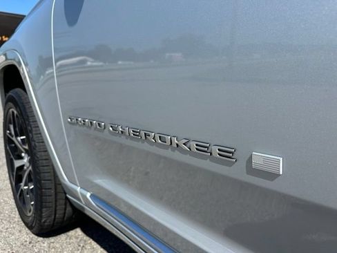 Used 2024 Jeep Grand Cherokee Summit AWD/4WD image 12